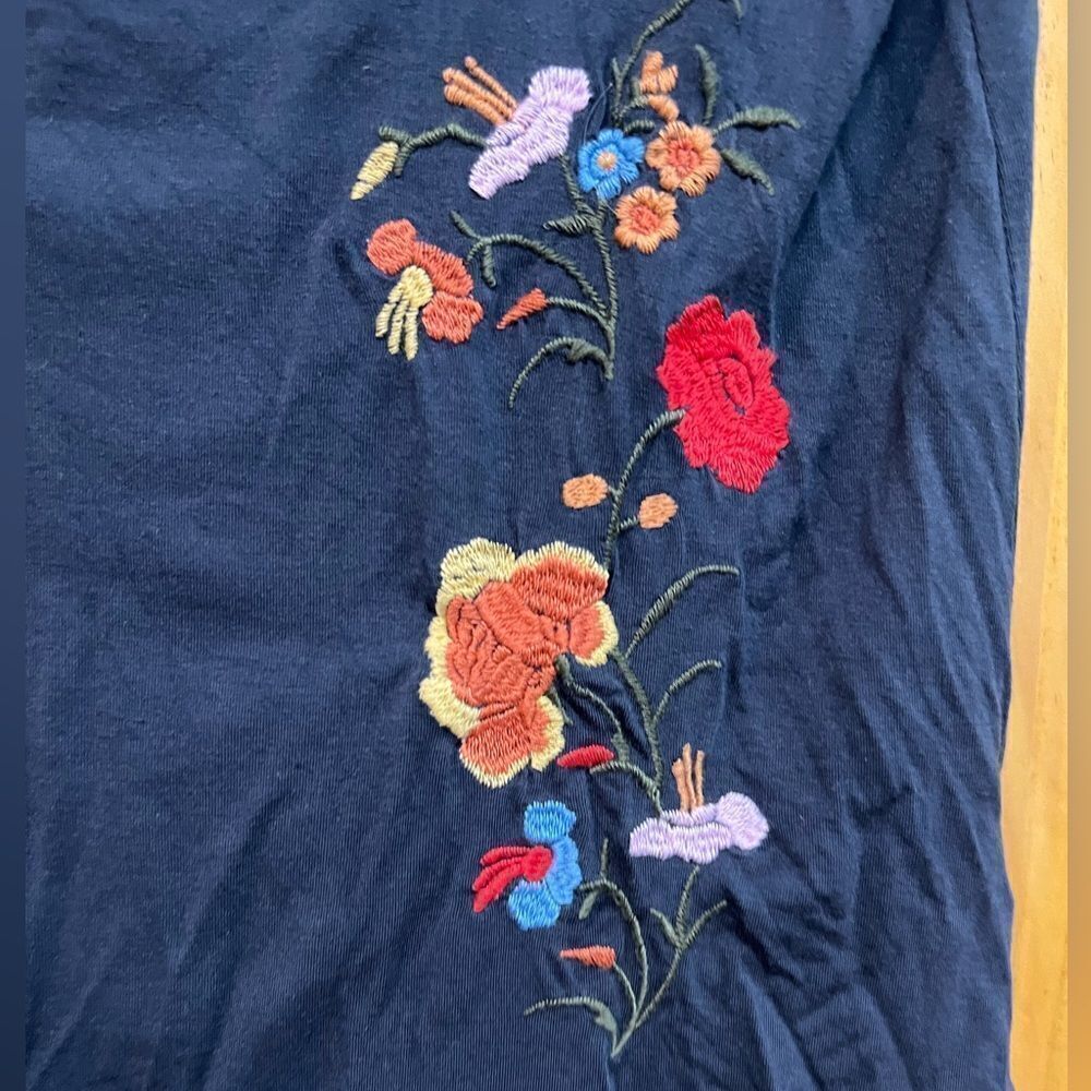 American Eagle size XS embroidered v neck blouse - Picture 3 of 5